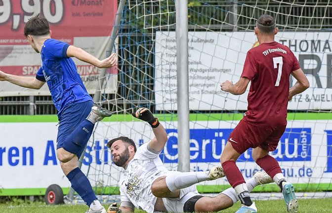 Louis Wäbisch (links) netzt zum vorentscheidenden 2:0 ein. Der Vaihinger Stürmer hat Sekunden zuvor einen Steckpass von Qendrim Emini aufgenommen und lupft diesen cool ins Tor. Der Enzweihinger Keeper Semjon Röhlk ist chancenlos. <span class='image-autor'>Foto: Leitner</span>