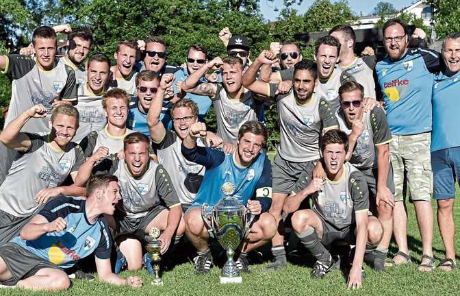 Die SGM Roßwag/Mühlhausen bejubelt den Gewinn des Vaihinger Fußball-Stadtpokals. Maßgeblichen Anteil am Sieg hatte Torwart Steffen Kramer (direkt hinter Pokal). Fotos: Leitner