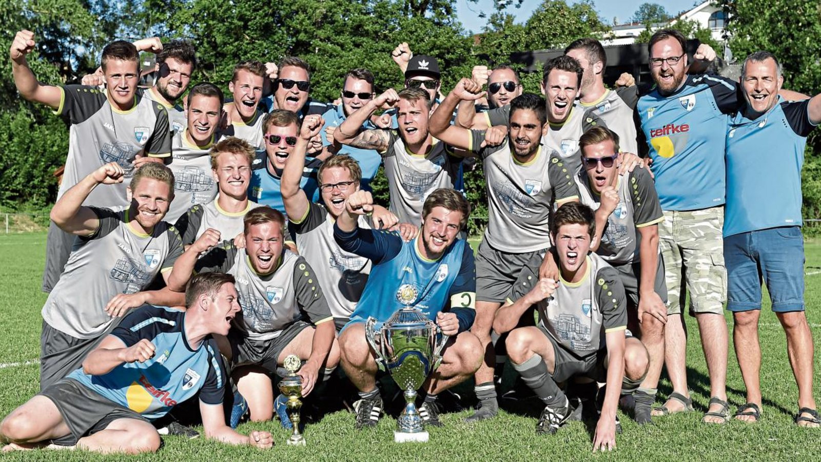 Die SGM Roßwag/Mühlhausen bejubelt den Gewinn des Vaihinger Fußball-Stadtpokals. Maßgeblichen Anteil am Sieg hatte Torwart Steffen Kramer (direkt hinter Pokal). Fotos: Leitner Die SGM Roßwag/Mühlhausen bejubelt den Gewinn des Vaihinger Fußball-Stadtpokals. Maßgeblichen Anteil am Sieg hatte Torwart Steffen Kramer (direkt hinter Pokal). Fotos: Leitner