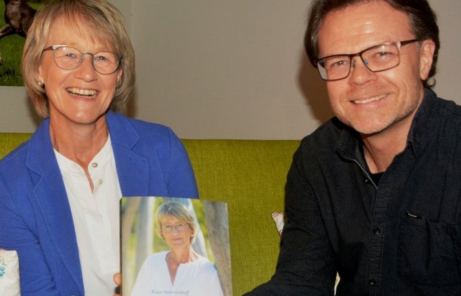„Das Wunder hinter dem Dorf“: Karin Eckstein und Klaus-André Eickhoff luden zu einer ungewöhnlichen Lesung. <span class='image-autor'>Foto: Stahlfeld</span>