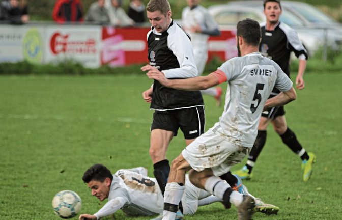 Auch wenn Samuel Grözinger hier gerade eine Bauchlandung hinlegt, ist der SV Riet in dieser Saison ganz obenauf. Foto: Nachreiner