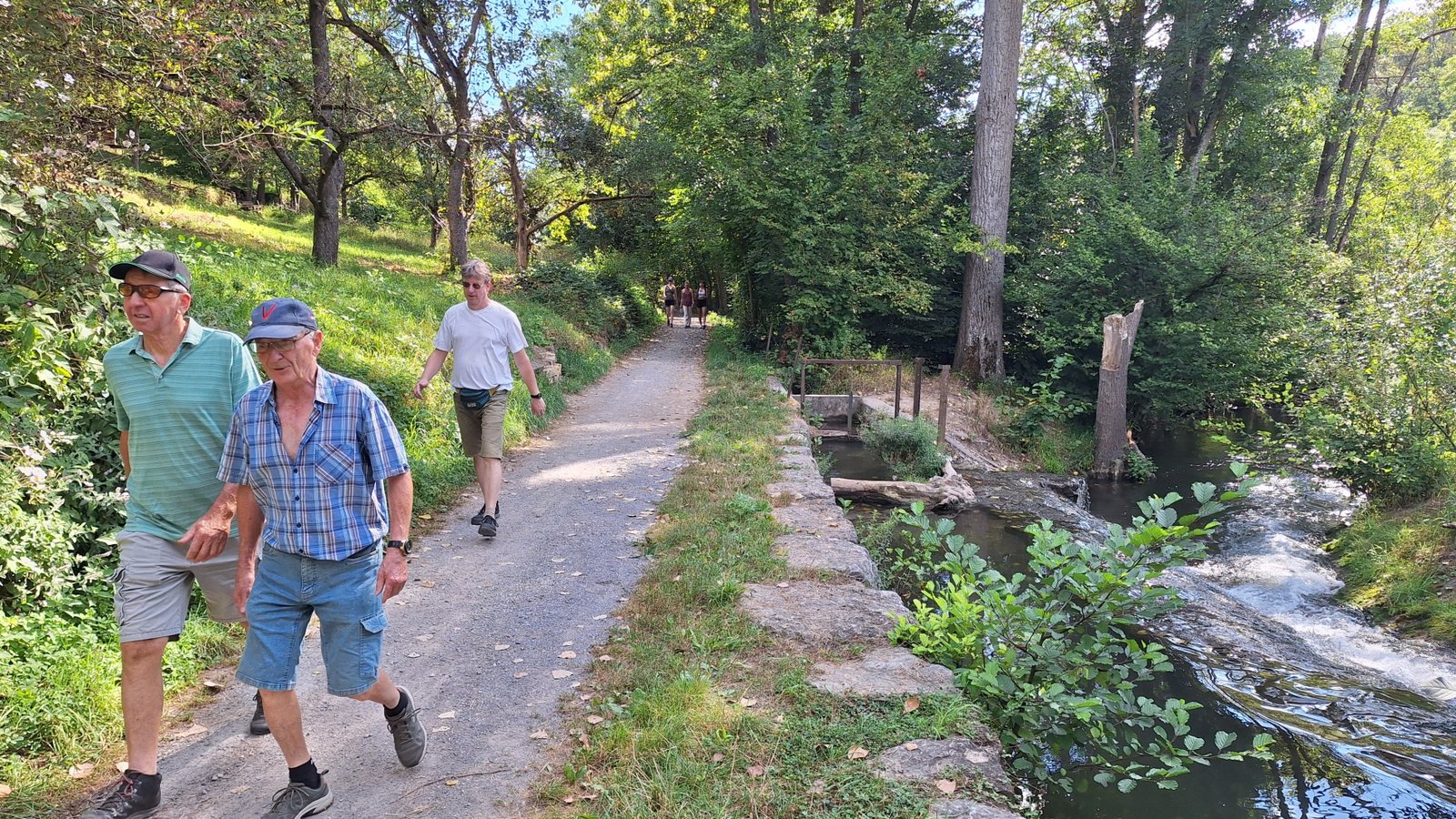 Idylle pur: die Wegführung entlang des Kreuzbaches in Richtung Aurich.