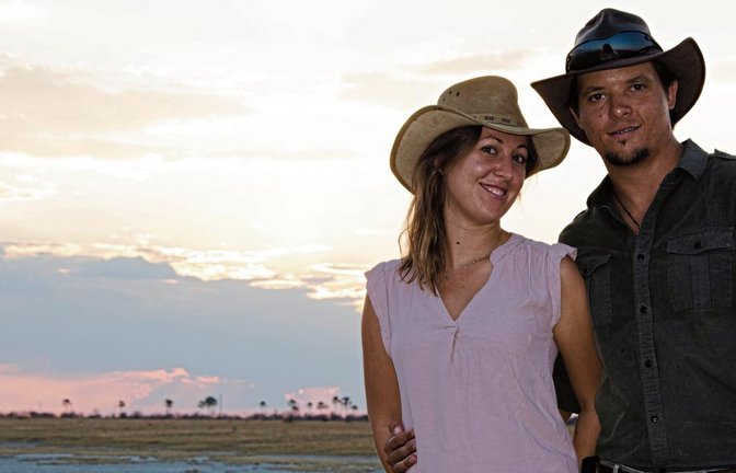 Verena und Devon Jenkin arbeiten in Botsuana (Foto links) in der Tourismusbranche. Wegen der Corona-Krise leben sie nun aber bei Verena Jenkins Eltern in Eberdingen. Den Schnappschuss rechts machte der stolze Großvater. Er hielt damit den Moment fest, als die junge Familie endlich wieder vereint war. Fotos: p