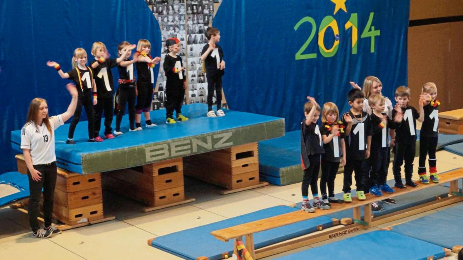 „Die Nummer eins der Welt sind wir.“ Das sahen auch die Kinder bei der Jahresabschlussfeier des TSV Nussdorf so. Fotos: p „Die Nummer eins der Welt sind wir.“ Das sahen auch die Kinder bei der Jahresabschlussfeier des TSV Nussdorf so. Fotos: p