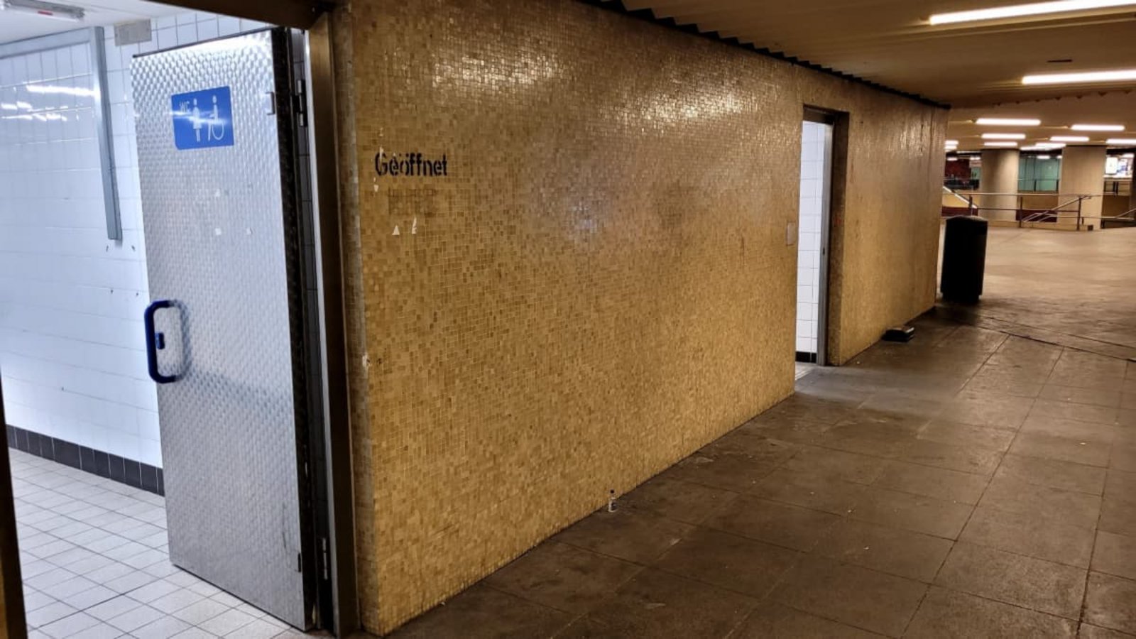 Düstere Ecke mit Blick auf den Bahnsteig im Hintergrund: Die Toilettenanlage der Stadtbahn-Haltestelle Charlottenplatz wirkt wenig einladend.Michael Bosch Düstere Ecke mit Blick auf den Bahnsteig im Hintergrund: Die Toilettenanlage der Stadtbahn-Haltestelle Charlottenplatz wirkt wenig einladend.Michael Bosch