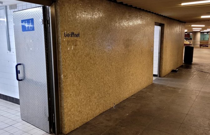 Düstere Ecke mit Blick auf den Bahnsteig im Hintergrund: Die Toilettenanlage der Stadtbahn-Haltestelle Charlottenplatz wirkt wenig einladend.<span class='image-autor'>Michael Bosch</span>