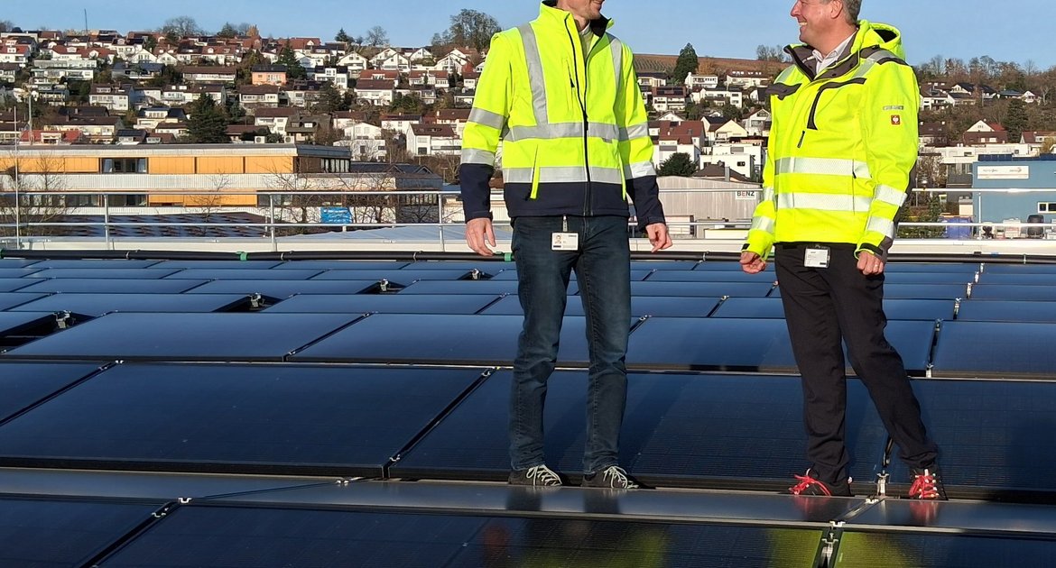 Bei Mahle in Vaihingen wird derzeit die nach eigenen Angaben größte PVT-Anlage Deutschlands gebaut. Erneuerbare Energien Klima Umwelt Umweltschutz Photovoltaik Geothermie Foto: Kauer Links: Markus Wesner, Projektleiter Dekarbonisierung Werke bei MAHLE rechts: Joachim Wulff, Werkleiter des MAHLE Standorts Vaihingen.
