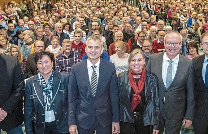 Die Kandidaten für die Bürgermeisterwahl (von links): Michael Sax, Simone Gaiser, Holger Albrich, Heide Frankenhauser, Thomas Schärer und Thomas Bay. Es fehlt: Ulrich Raisch.  Foto: Kalb