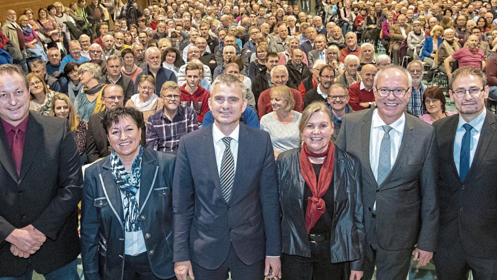 Die Kandidaten für die Bürgermeisterwahl (von links): Michael Sax, Simone Gaiser, Holger Albrich, Heide Frankenhauser, Thomas Schärer und Thomas Bay. Es fehlt: Ulrich Raisch.  Foto: Kalb