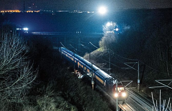Kurz vor dem Pulverdinger Tunnel stoppte der Zugführer den IC und alarmierte die Rettungskräfte. Foto: 7aktuell.de/Nils Reeh