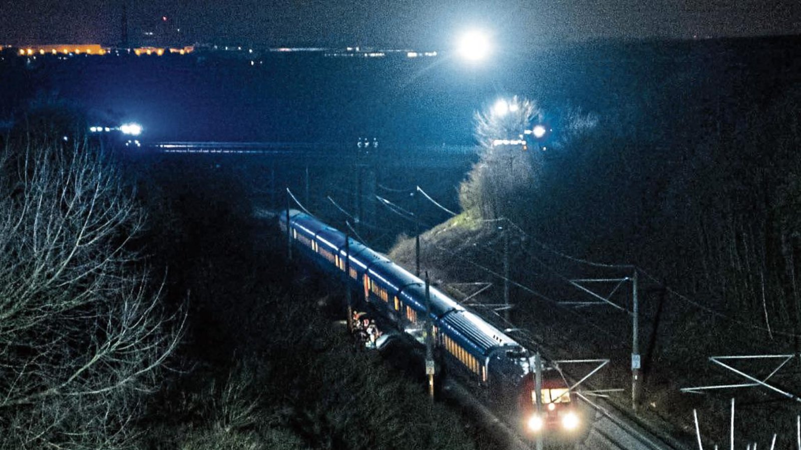 Kurz vor dem Pulverdinger Tunnel stoppte der Zugführer den IC und alarmierte die Rettungskräfte. Foto: 7aktuell.de/Nils Reeh