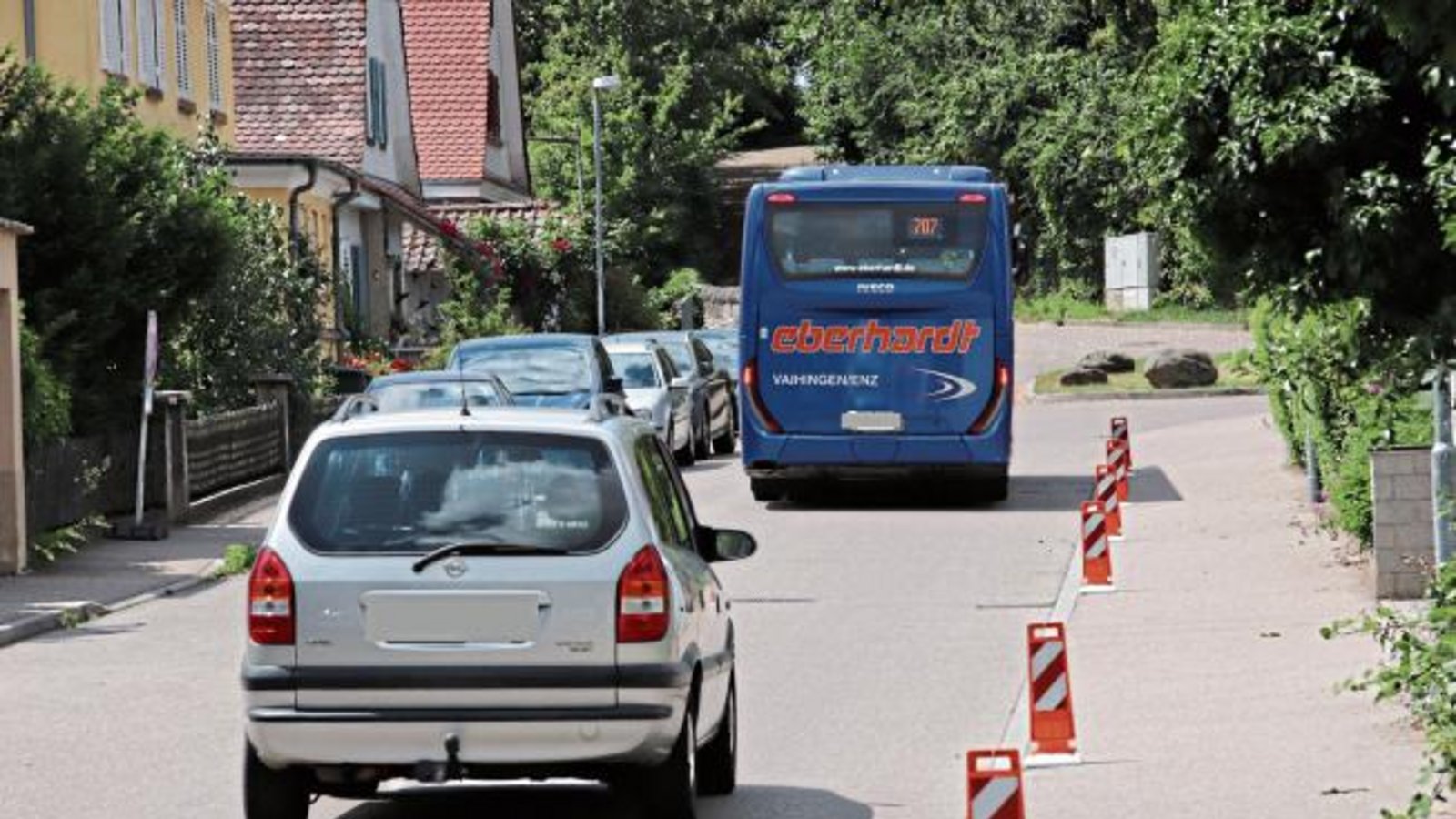 In der Vaihinger Schloßbergstraße sollen jetzt auf der westlichen Seite „Leitboys“ für mehr Sicherheit für Fußgänger sorgen. Gegenüber besteht ein absolutes Halteverbot, um Ausweichlücken zu schaffen.  Foto: Arning