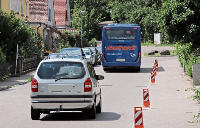 In der Vaihinger Schloßbergstraße sollen jetzt auf der westlichen Seite „Leitboys“ für mehr Sicherheit für Fußgänger sorgen. Gegenüber besteht ein absolutes Halteverbot, um Ausweichlücken zu schaffen.  Foto: Arning