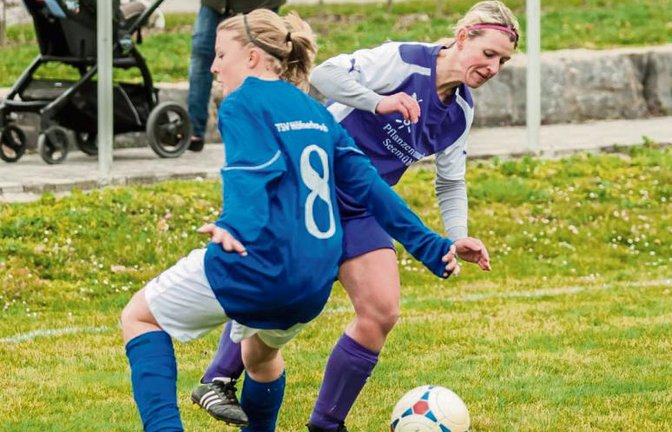 Roßwags Sandra Schlosser (rechts) lässt Mira Schumacher vom TSV Häfnerhaslach aussteigen und schlägt anschließend die Flanke zum 2:0. Foto: Simecek