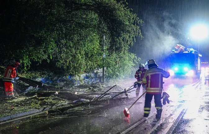 Nach den Unwettern räumen die Einsatzkräfte auf.<span class='image-autor'>Jason Tschepljakow/dpa</span>