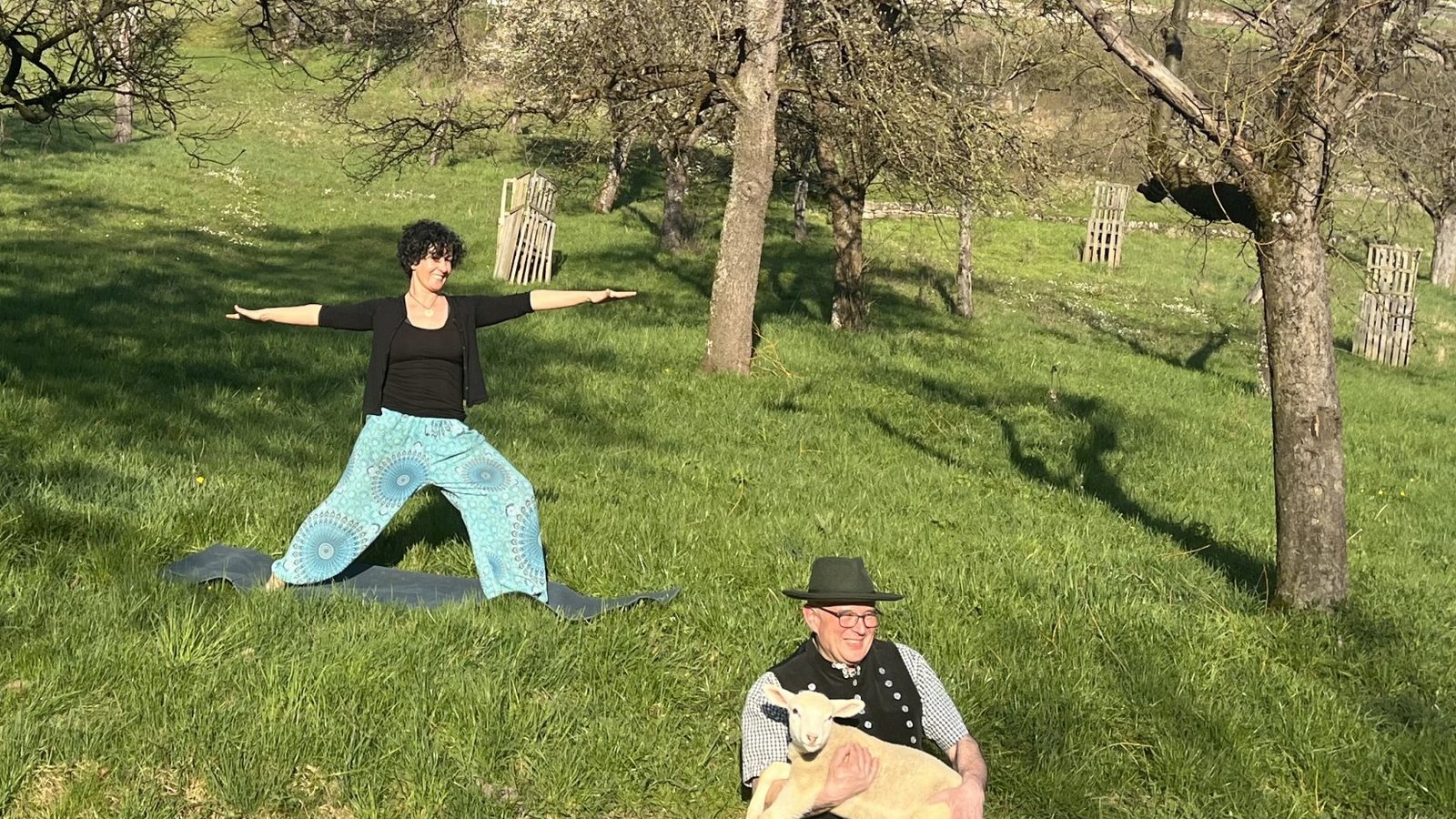 Yoga-Lehrerin Tanja Serr und Schafzüchter Hans-Peter Schuhmacher verwirklichen in Ochsenbach eine Idee.  Foto: Glemser