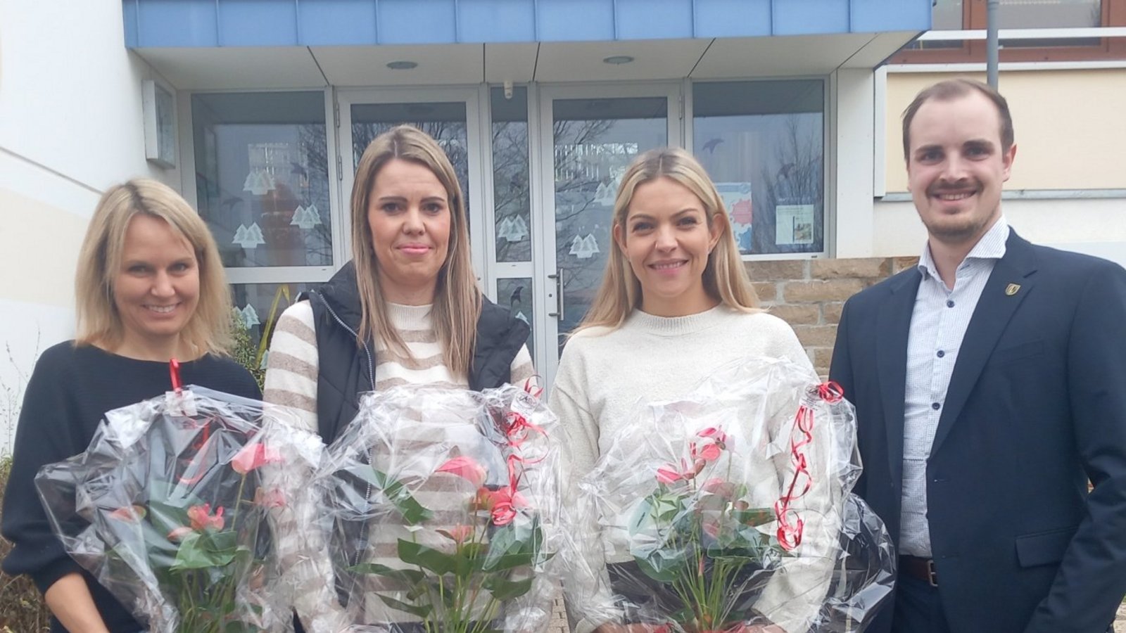 Bürgermeister Ron Keller bedankt sich bei den drei Müttern (von links) Svenja Grether, Patrica Keller und Ella Heubach für die Spendenaktion für die „Helfer vor Ort“.  Foto: Glemser