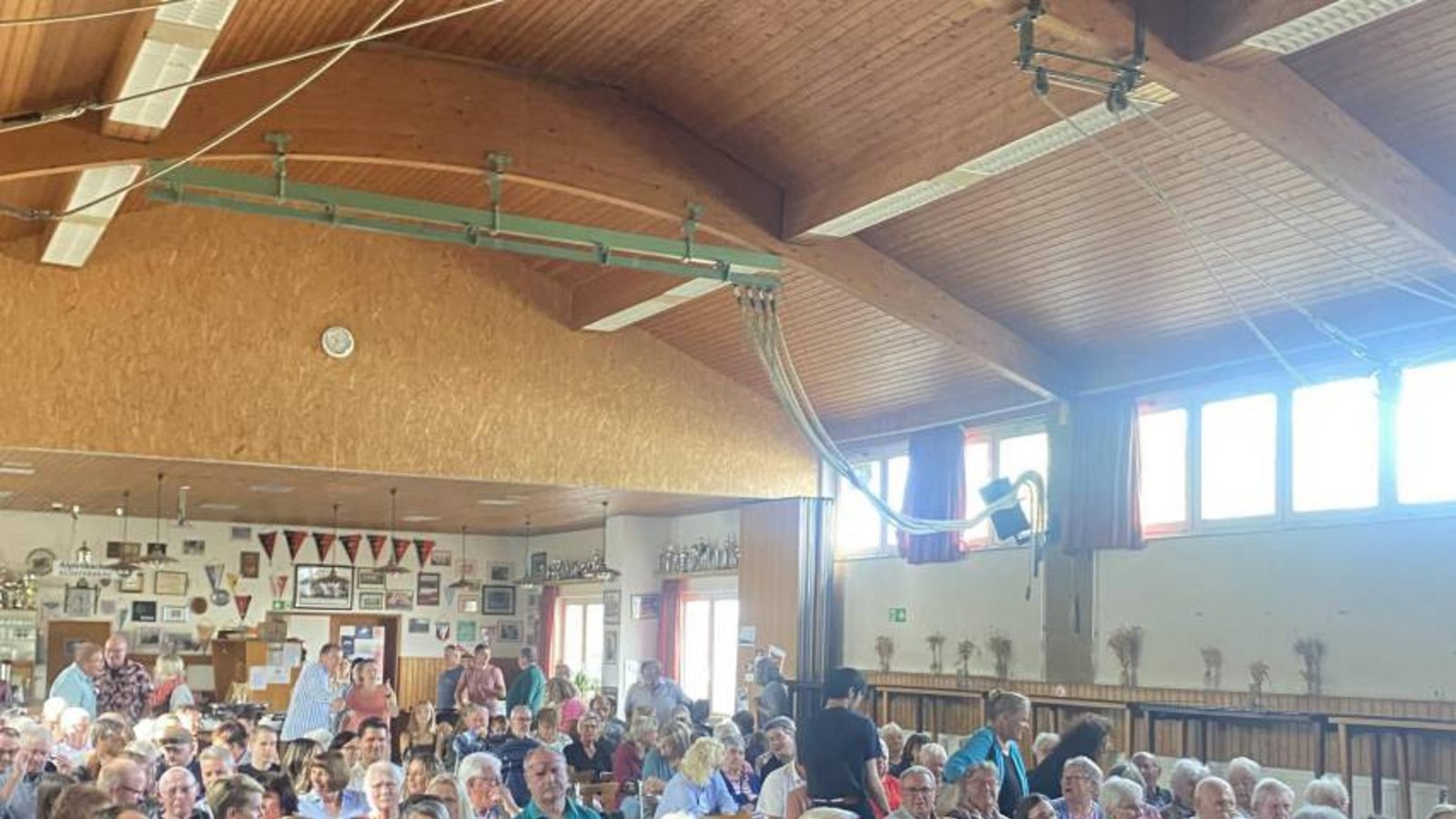 Jahresfest der Liebenzeller Gemeinschaft in Großglattbach. Voll besetzte TSV-Halle
