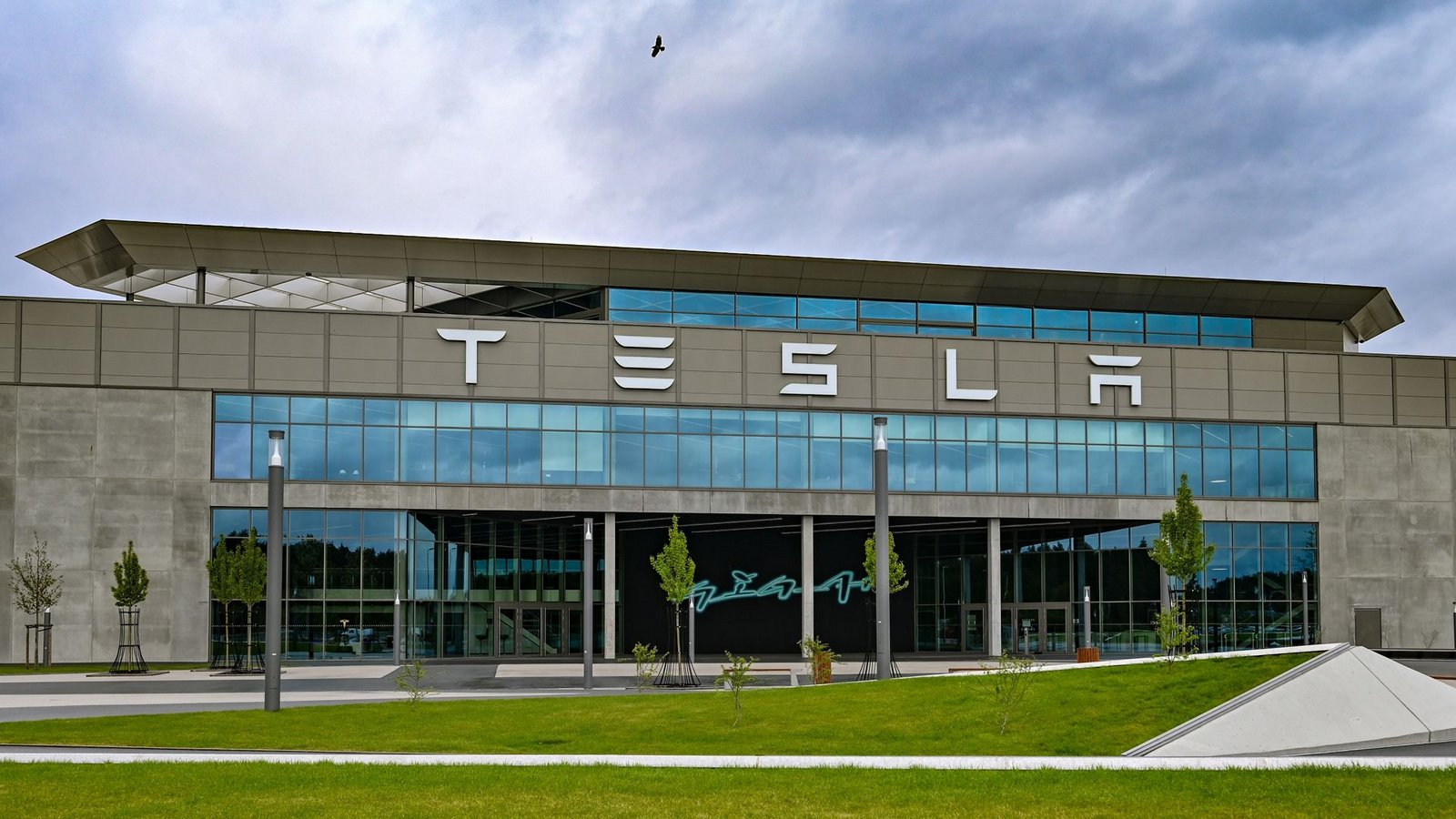 Im Tesla-Werk in Grünheide arbeiten mehr als 12.000 Menschen.Foto: Patrick Pleul/dpa