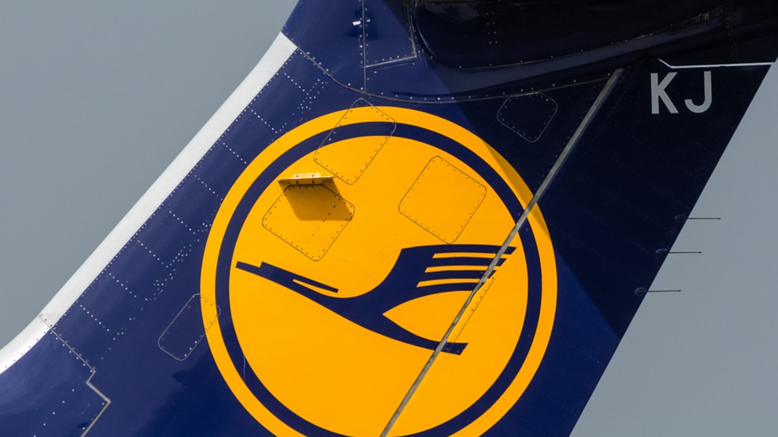 Erfahren Sie, warum die Lufthansa von Streiks betroffen ist. Hintergründe zu den Forderungen des Kabinenpersonals und der Piloten sowie den Auswirkungen auf Passagiere.Foto: Dawid Lech / Shutterstock.com