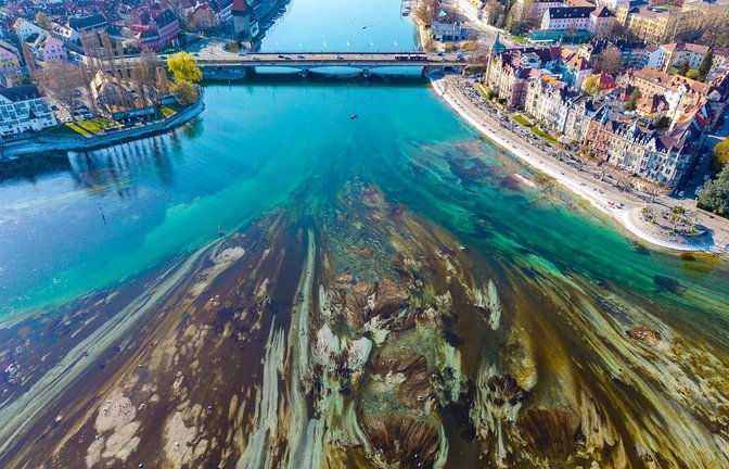 Das Niedrigwasser sorgt auch am Konstanzer Trichter, wo der Bodensee in den Seerhein abfließt, für ein Naturschauspiel.<span class='image-autor'>Foto: IBT</span>