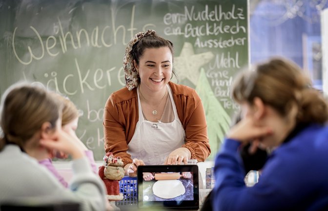 Gemeinsam Backen kurz vor den Weihnachtsferien.<span class='image-autor'>Foto: Imago/Funke Foto Services/Ralf Rottmann Funke Foto S</span>