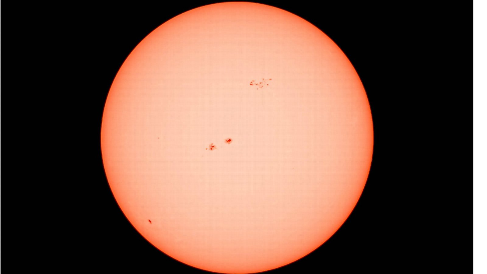 Die Sonne in all ihrer Kraft aufgenommen durch ein Teleskop mit Sonnenfilter. Deutlich sichtbar: mehrere Sonnenflecken auf der glühenden Oberfläche, die eindrucksvoll die Dynamik und Aktivität unseres Sterns zeigen.Foto: Imago/Christian Grube