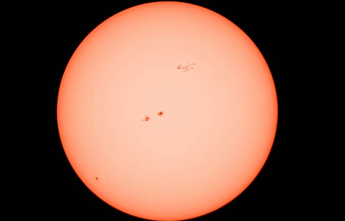 Die Sonne in all ihrer Kraft aufgenommen durch ein Teleskop mit Sonnenfilter. Deutlich sichtbar: mehrere Sonnenflecken auf der glühenden Oberfläche, die eindrucksvoll die Dynamik und Aktivität unseres Sterns zeigen.<span class='image-autor'>Foto: Imago/Christian Grube</span>