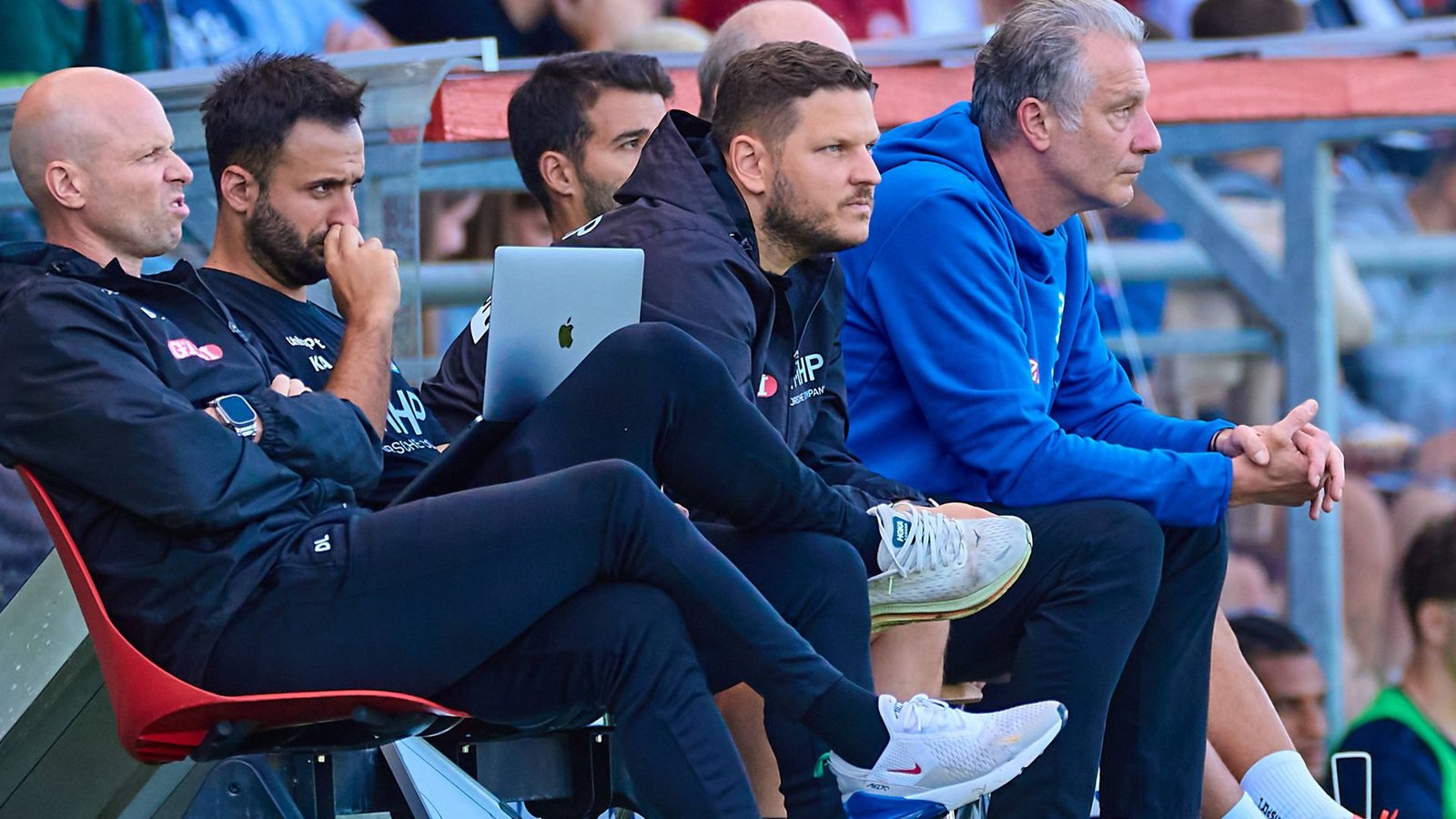 Die engsten Vertrauten von Chefcoach Marco Wildersinn (v.li.): Dominik Lang, Kerem Arslan (beide Co-Trainer), Denis Jercic (Torwart-Trainer) neben Sport-Geschäftsführer Lutz Siebrecht.Foto: IMAGO/Eibner Die engsten Vertrauten von Chefcoach Marco Wildersinn (v.li.): Dominik Lang, Kerem Arslan (beide Co-Trainer), Denis Jercic (Torwart-Trainer) neben Sport-Geschäftsführer Lutz Siebrecht.Foto: IMAGO/Eibner