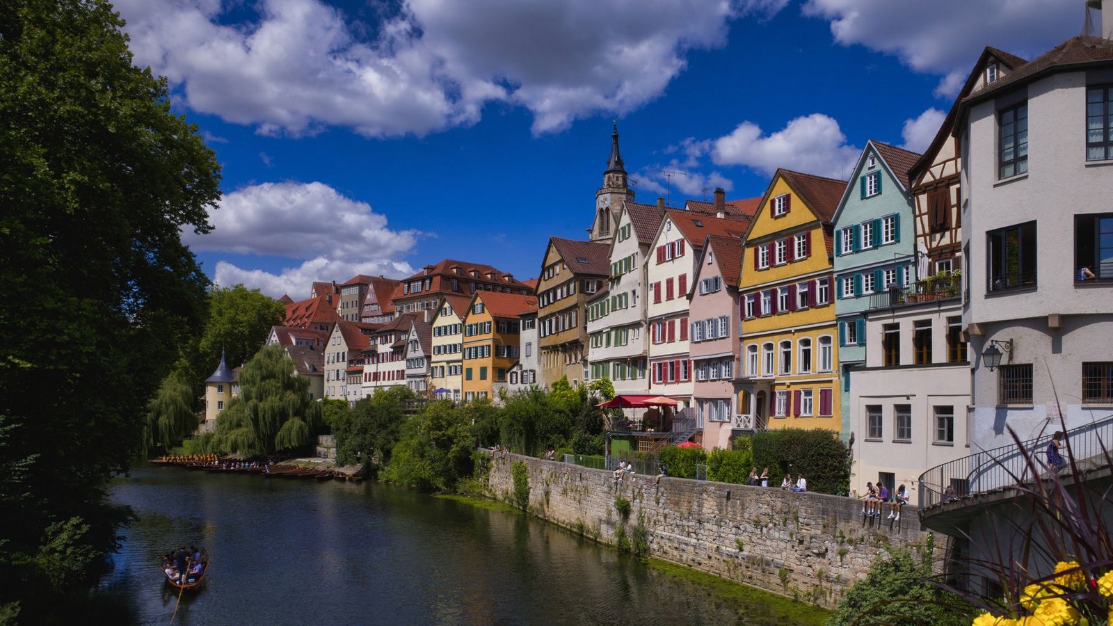 Oft sind ganze Häuserzeilen und Viertel denkmalschutzwürdig, weil sie auch das Stadtbild prägen und von der Geschichte des Ortes erzählen. Blick über Neckar auf die Altstadt, Stocherkähne, die Stiftskirche St. Georg in Tübingen.Foto: IMAGO/Michael Weber/IMAGO/Michael Weber IMAGEPOWER Oft sind ganze Häuserzeilen und Viertel denkmalschutzwürdig, weil sie auch das Stadtbild prägen und von der Geschichte des Ortes erzählen. Blick über Neckar auf die Altstadt, Stocherkähne, die Stiftskirche St. Georg in Tübingen.Foto: IMAGO/Michael Weber/IMAGO/Michael Weber IMAGEPOWER