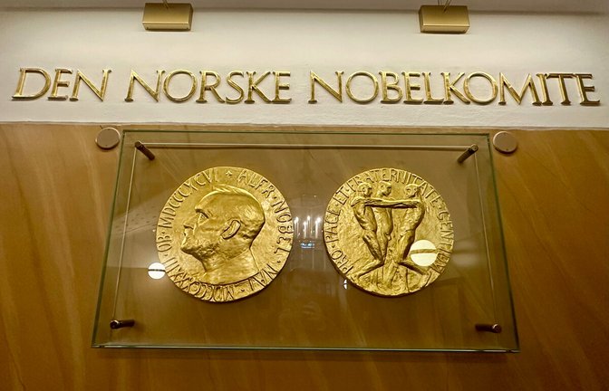 Der Preis mit dem Bildnis des Stifters Alfred Nobel.<span class='image-autor'>Foto: dpa/Steffen Trumpf</span>