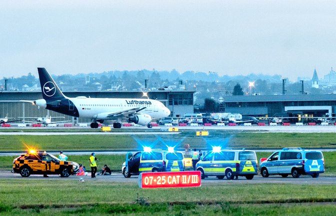 Obwohl sich zwei Frauen auf dem Rollfeld festgeklebt hatten, lief der Betrieb am Flughafen Stuttgart weiter.<span class='image-autor'>Foto: Letzte Generation</span>