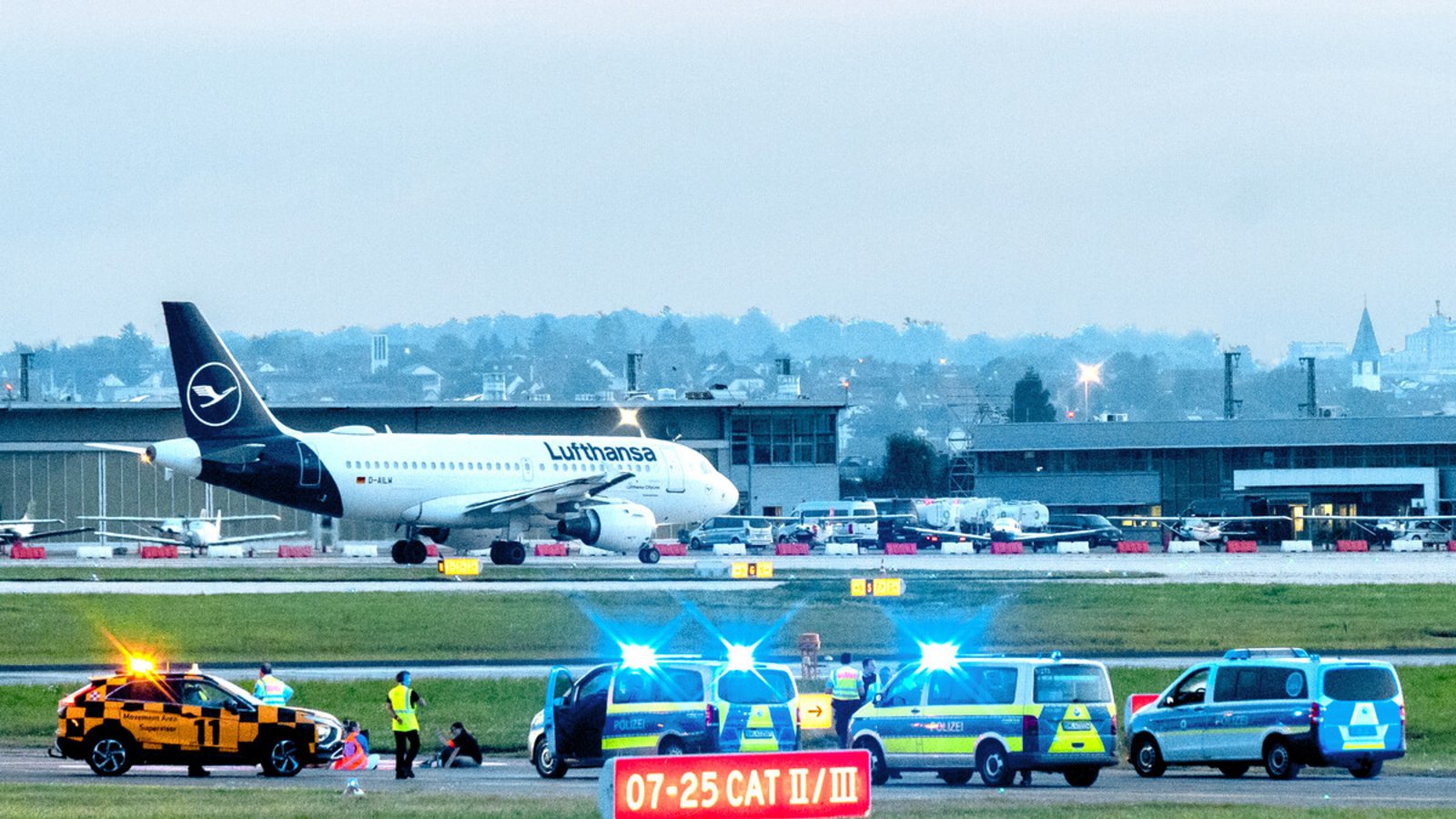 Obwohl sich zwei Frauen auf dem Rollfeld festgeklebt hatten, lief der Betrieb am Flughafen Stuttgart weiter.Foto: Letzte Generation Obwohl sich zwei Frauen auf dem Rollfeld festgeklebt hatten, lief der Betrieb am Flughafen Stuttgart weiter.Foto: Letzte Generation