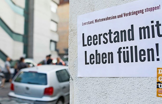 Plakate, die auf den Leerstand hinweisen, hängen an einem Stuttgarter Haus, das schon einige Zeit leer steht<span class='image-autor'>Foto: dpa</span>