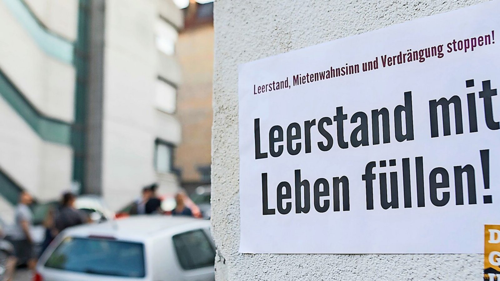 Plakate, die auf den Leerstand hinweisen, hängen an einem Stuttgarter Haus, das schon einige Zeit leer stehtFoto: dpa Plakate, die auf den Leerstand hinweisen, hängen an einem Stuttgarter Haus, das schon einige Zeit leer stehtFoto: dpa