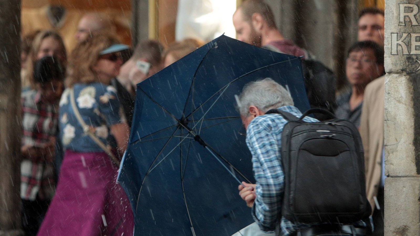 Das Wetter in den kommenden Tagen bleibt ungemütlich – es soll weiterhin regnen, und es wird stürmisch (Symbolbild).Foto: imago/Ralph Peters/Ralph Peters Das Wetter in den kommenden Tagen bleibt ungemütlich – es soll weiterhin regnen, und es wird stürmisch (Symbolbild).Foto: imago/Ralph Peters/Ralph Peters