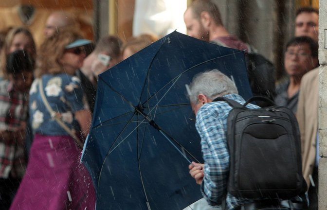 Das Wetter in den kommenden Tagen bleibt ungemütlich – es soll weiterhin regnen, und es wird stürmisch (Symbolbild).<span class='image-autor'>Foto: imago/Ralph Peters/Ralph Peters</span>