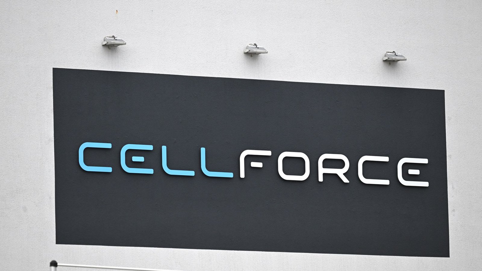 Das Logo von Cellforce, ein Unternehmen für Batteriezellen. Bei der Porsche-Tochter sind Massenentlassungen vorgesehen.Foto: Bernd Weißbrod/dpa/Bernd Weißbrod