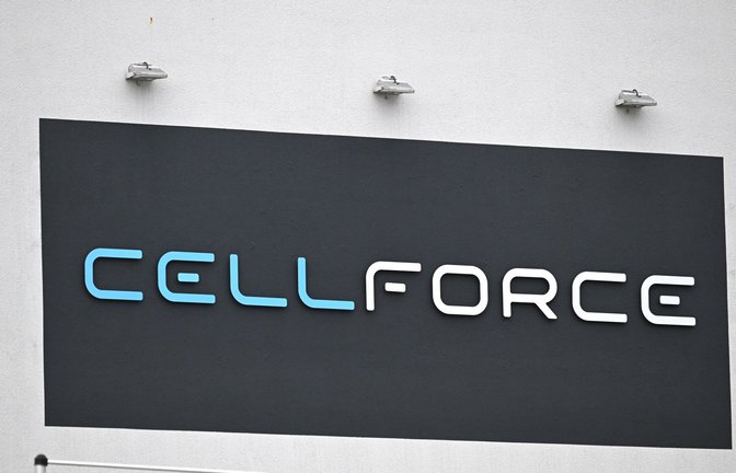 Das Logo von Cellforce, ein Unternehmen für Batteriezellen. Bei der Porsche-Tochter sind Massenentlassungen vorgesehen.<span class='image-autor'>Foto: Bernd Weißbrod/dpa/Bernd Weißbrod</span>