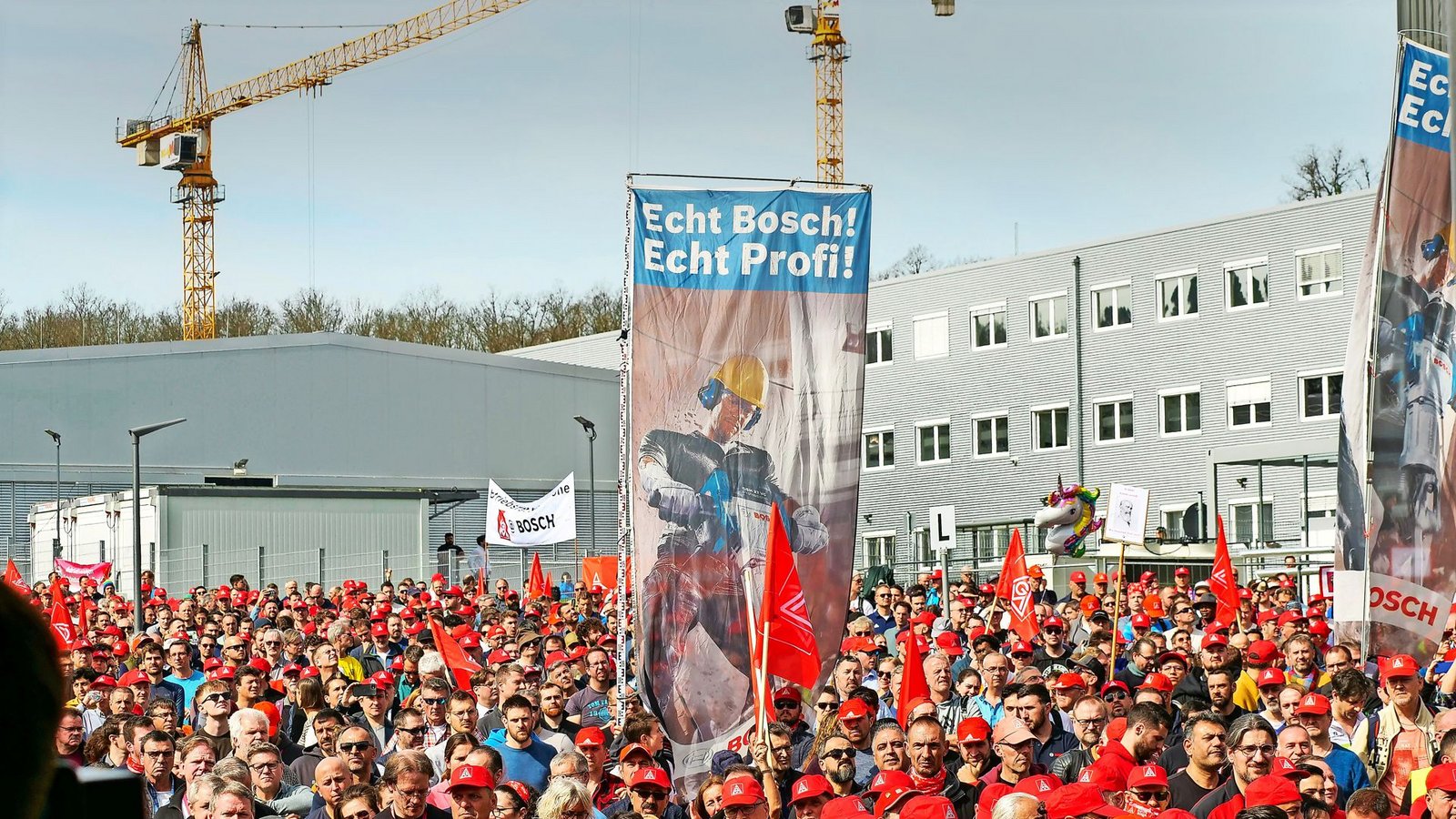 Die Protestaktionen der Bosch-Beschäftigten im März – hier an der Konzernzentrale in Gerlingen – haben Wirkung gezeigt: Der Konzern investiert in deutsche Standorte.Foto: Simon Granville