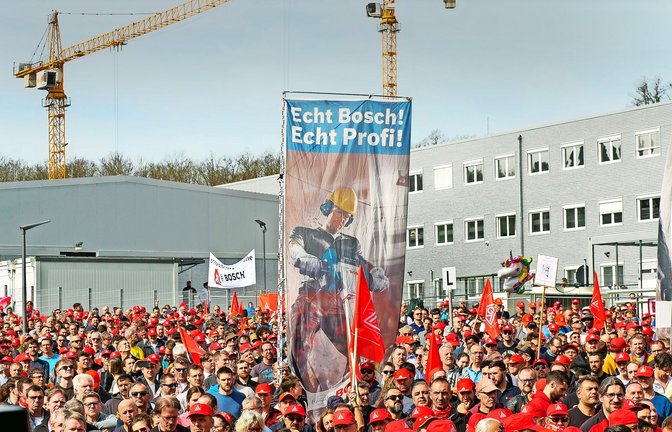 Die Protestaktionen der Bosch-Beschäftigten im März – hier an der Konzernzentrale in Gerlingen – haben Wirkung gezeigt: Der Konzern investiert in deutsche Standorte.<span class='image-autor'>Foto: Simon Granville</span>