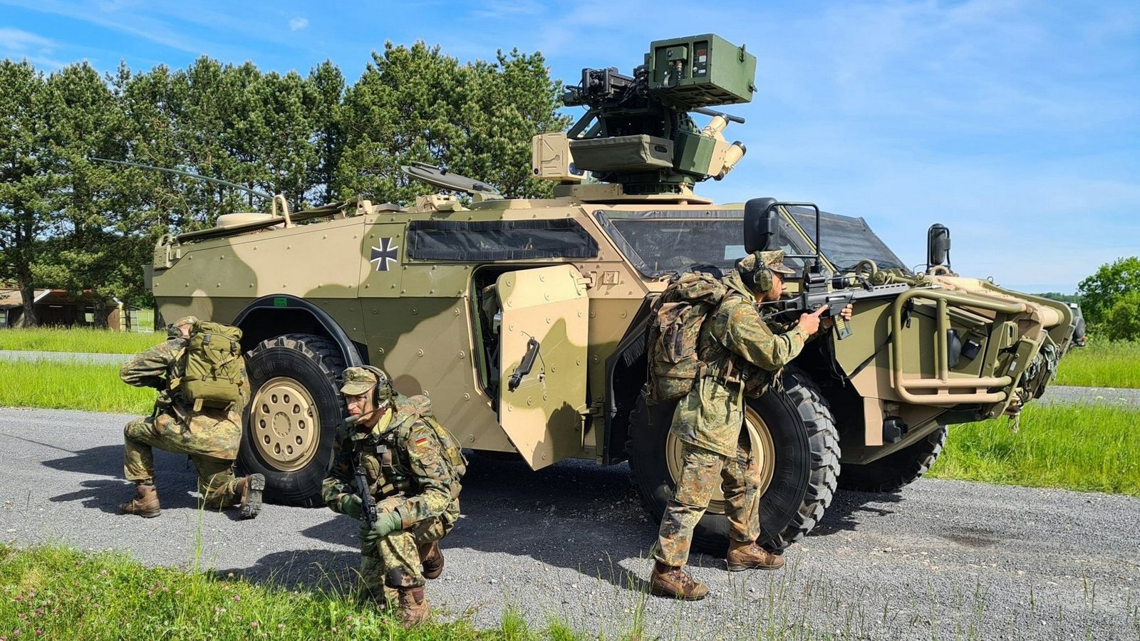 Heeresaufklärer bei einer Übung vor dem  Spähfahrzeug Fennek der Bundeswehr: bis zu zehn Kilometer weit dem Feind in die Karten schauen.Foto: Bundeswehr