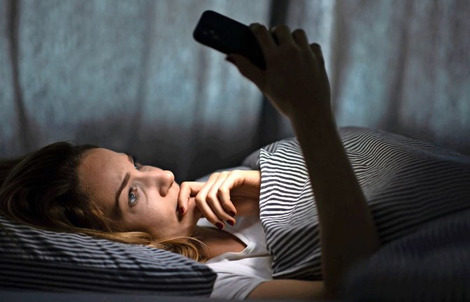 Bei vielen Long-Covid-Betroffenen entwickelt sich  ein schwerer Erschöpfungszustand –  sie können das Bett kaum verlassen.<span class='image-autor'>Foto: imago/Lightpoet (Symbolfoto)</span>