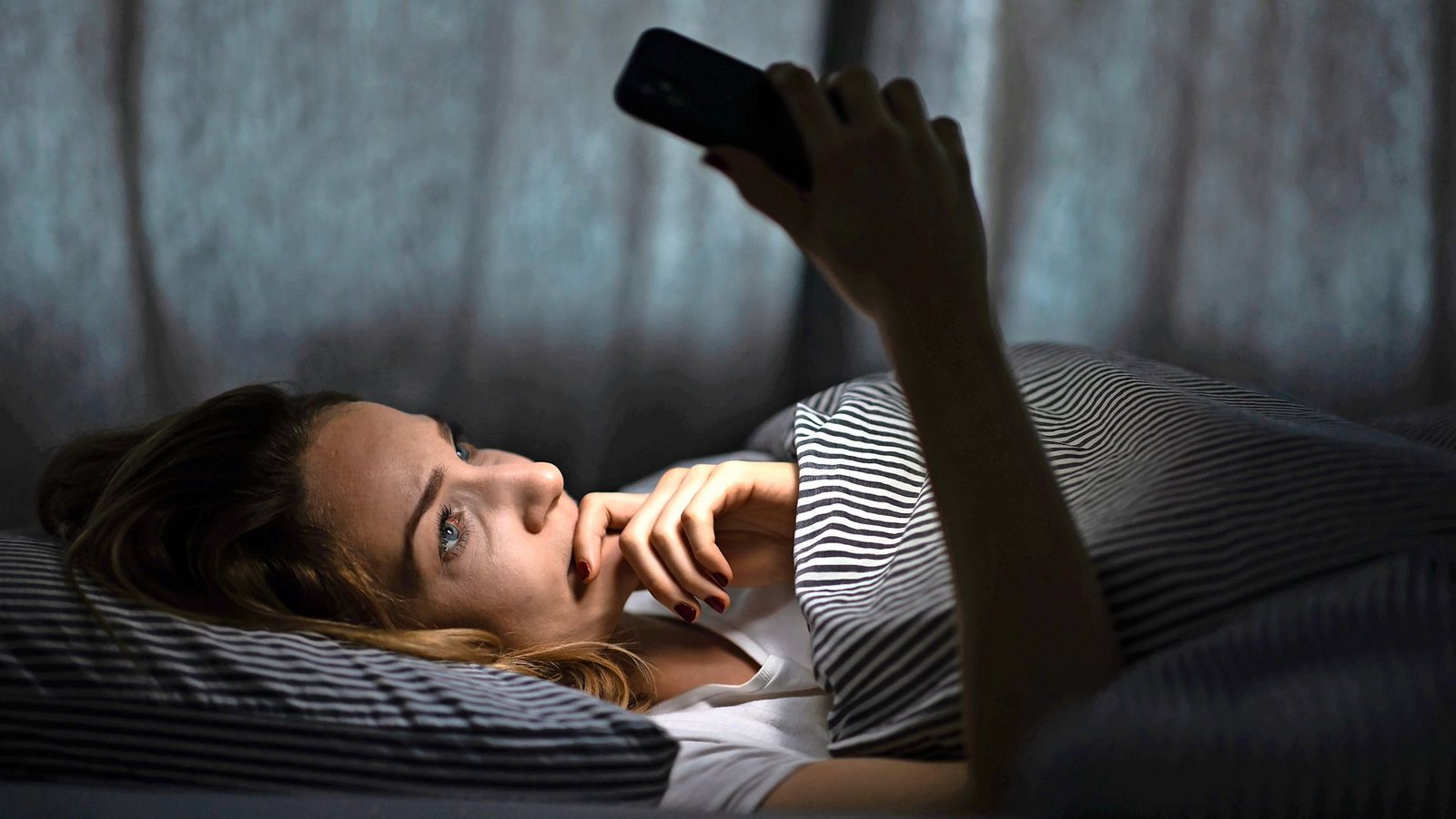 Bei vielen Long-Covid-Betroffenen entwickelt sich  ein schwerer Erschöpfungszustand –  sie können das Bett kaum verlassen.Foto: imago/Lightpoet (Symbolfoto)