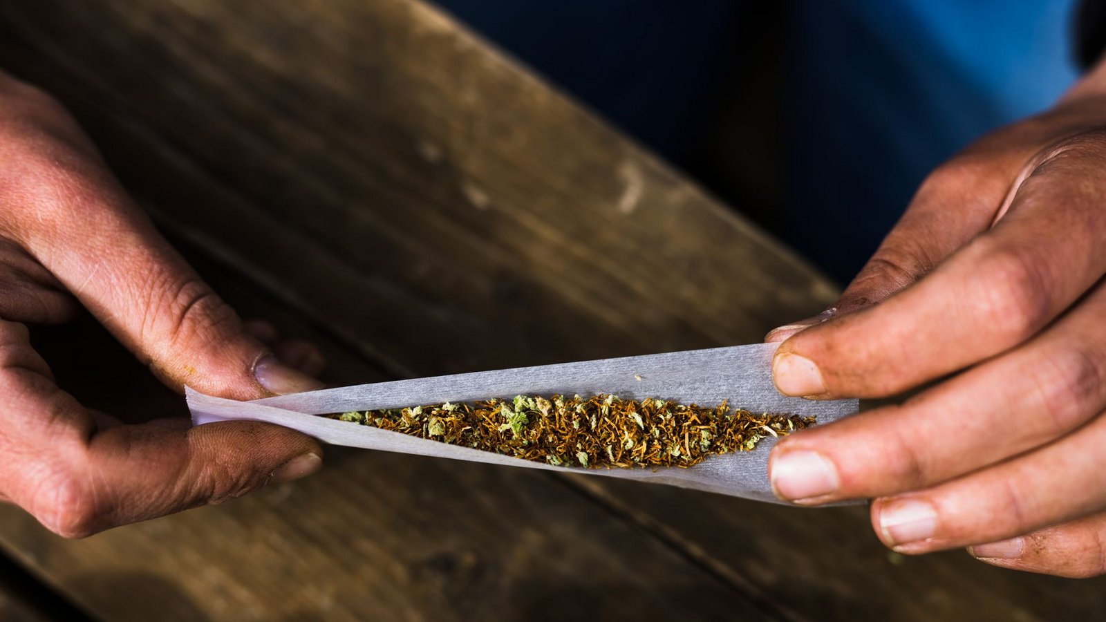 Ein Mann beim Drehen einer Cannabis-ZigaretteFoto: Philipp von Ditfurth/dpa