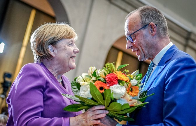 CDU-Chef Friedrich Merz überreicht Angela Merkel im September dieses Jahres nachträglich Blumen zum 70. Geburtstag.<span class='image-autor'>Foto: dpa/Kay Nietfeld</span>