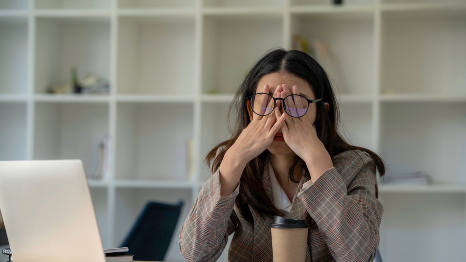 Müdigkeit nach der Arbeit betrifft viele Menschen. Woran das liegt und was Sie dagegen tun können, erfahren Sie hier.Foto: CrizzyStudio / Shutterstock.com Müdigkeit nach der Arbeit betrifft viele Menschen. Woran das liegt und was Sie dagegen tun können, erfahren Sie hier.Foto: CrizzyStudio / Shutterstock.com
