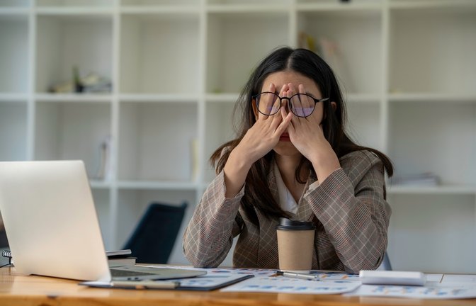 Müdigkeit nach der Arbeit betrifft viele Menschen. Woran das liegt und was Sie dagegen tun können, erfahren Sie hier.<span class='image-autor'>Foto: CrizzyStudio / Shutterstock.com</span>