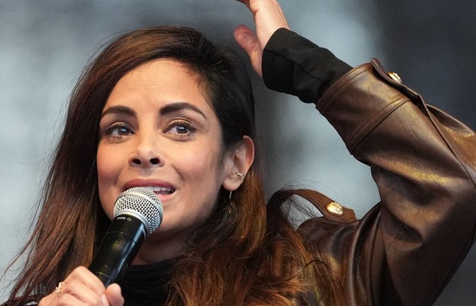 Collien Fernandes bei einer Demo am Donnerstagabend in Hamburg.<span class='image-autor'>Foto: Marcus Brandt/dpa</span>