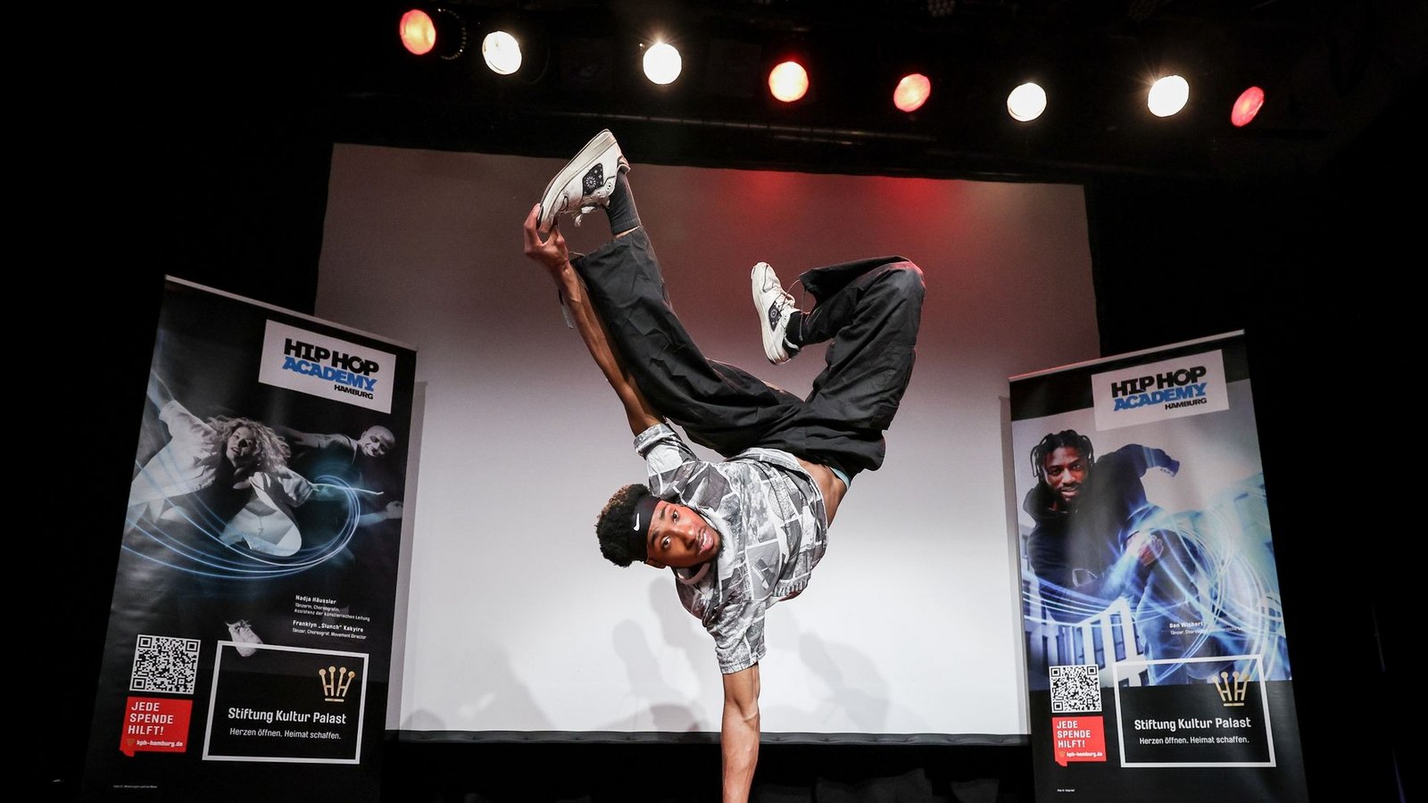 Breaking-Tänzer Noah Tete. Die Tanzsportart feiert seine Olympia-Premiere.Foto: Christian Charisius/dpa